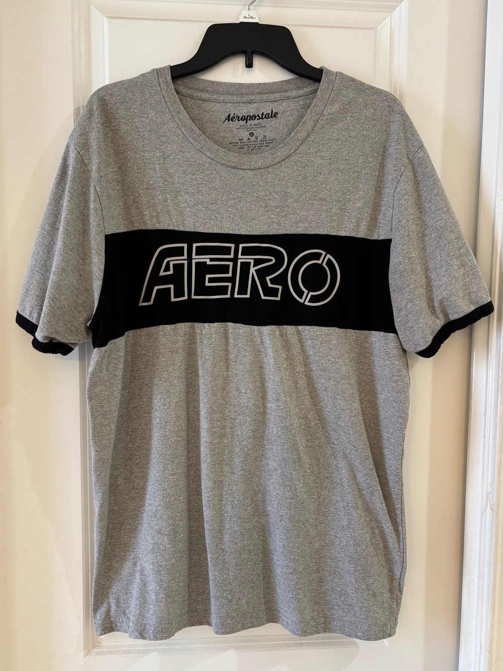 Aeropostale Men's Grey and Black Logo Tee